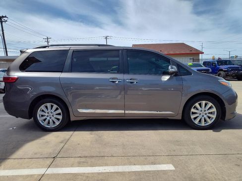 Used 2017 Toyota Sienna Limited Premium image 3