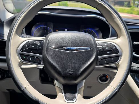 Used 2018 Chrysler Pacifica Limited FWD image 29