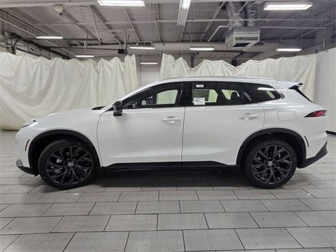 New 2025 Toyota Crown Signia image 11