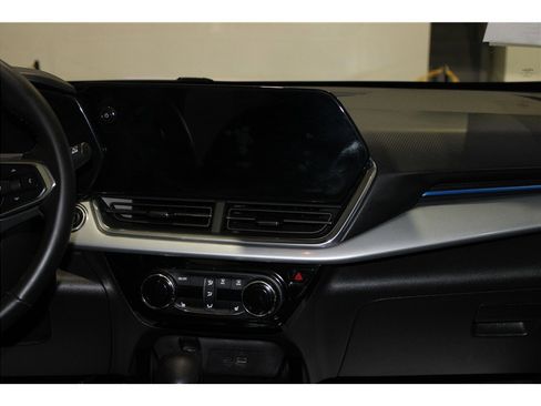 Used 2025 Chevrolet Trax LT w/ LT Convenience Package image 16