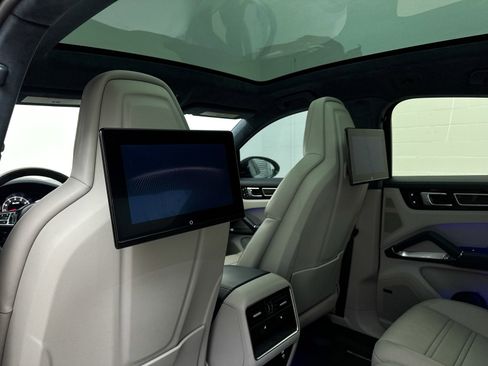 Used 2022 Porsche Cayenne Turbo image 42