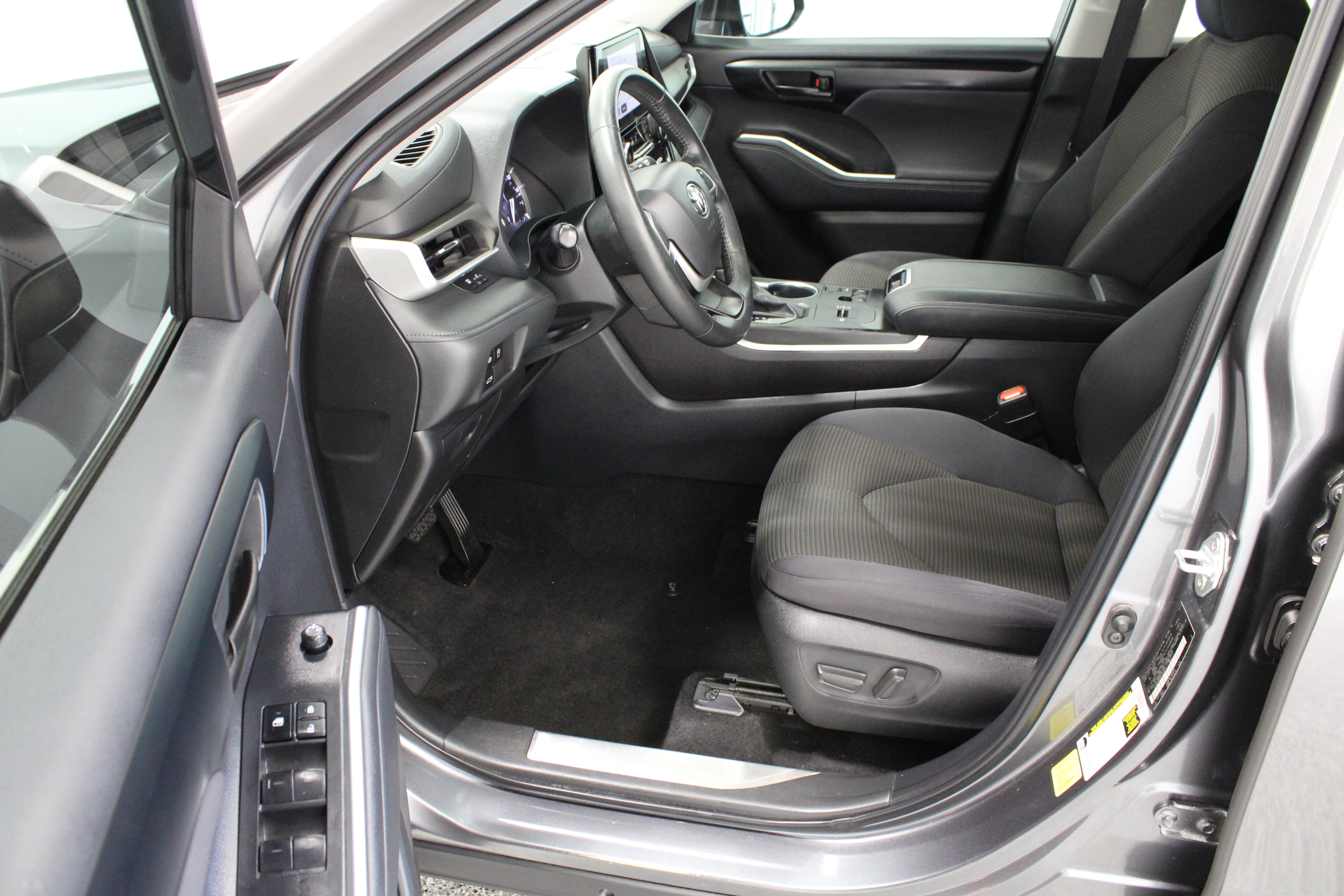Used 2023 Toyota Highlander LE FWD image 14