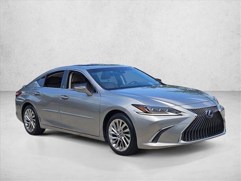 Used 2019 Lexus ES 300h w/ Accessory Package 2 FWD image 3