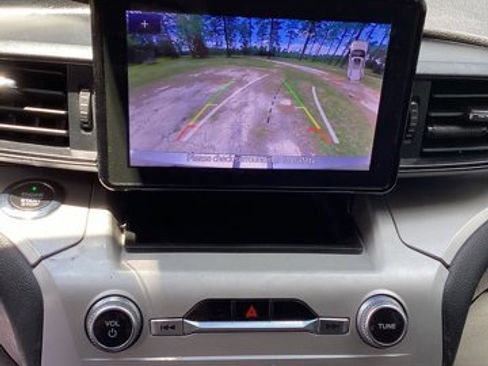 Used 2020 Ford Explorer XLT w/ Class III Trailer Tow Package image 9