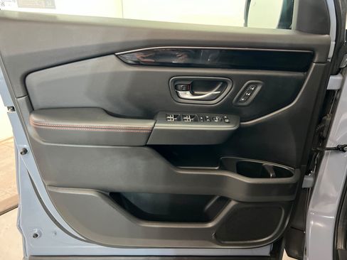 Used 2025 Honda Pilot TrailSport image 15