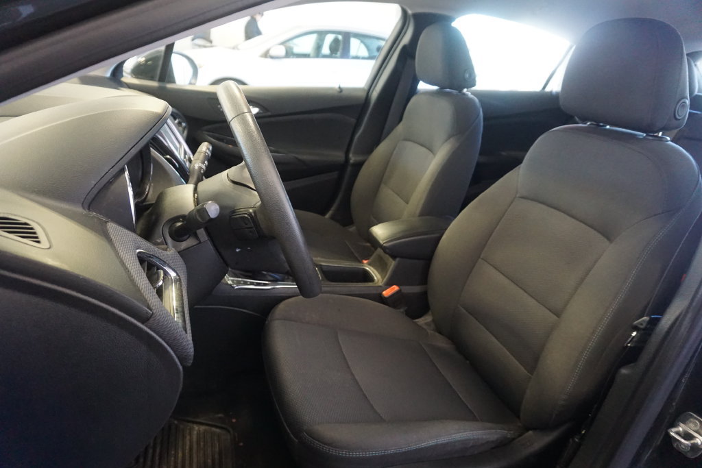 Used 2018 Chevrolet Cruze LT w/ Convenience Package FWD image 16