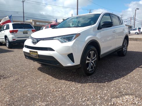 Used 2017 Toyota RAV4 LE FWD image 3