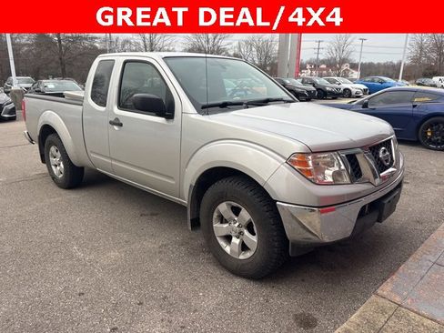 Used 2011 Nissan Frontier SV image 2