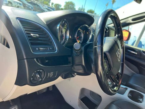 Used 2019 Dodge Grand Caravan SXT image 15