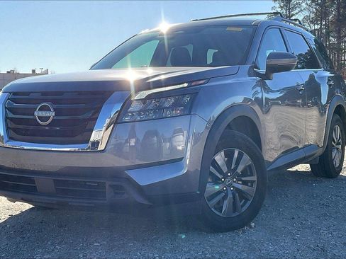 Used 2024 Nissan Pathfinder SV image 2