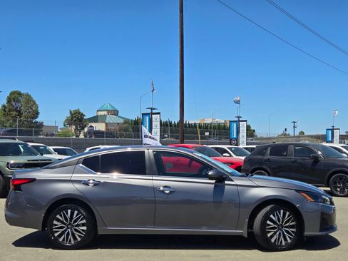 Used 2024 Nissan Altima 2.5 SV w/ SV Premium Package AWD/4WD image 8
