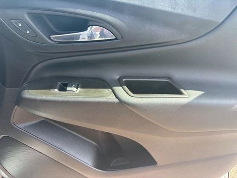 Used 2023 Chevrolet Equinox LT image 42