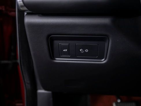 Used 2021 Jaguar F-PACE SVR image 38