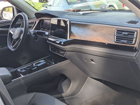 Used 2025 Volkswagen Atlas SE image 32