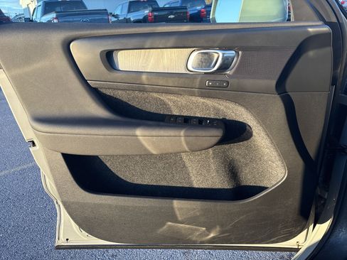 Used 2025 Volvo XC40 B5 Core image 15