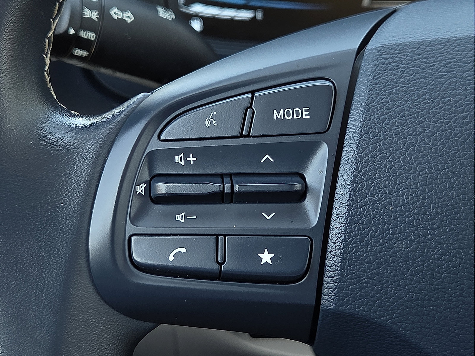 Used 2025 Hyundai Venue Limited FWD image 19