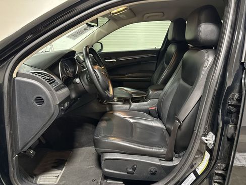 Used 2018 Chrysler 300 Touring L RWD image 19