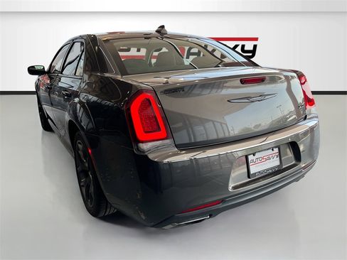 Used 2022 Chrysler 300 Touring w/ Sport Appearance Package image 5