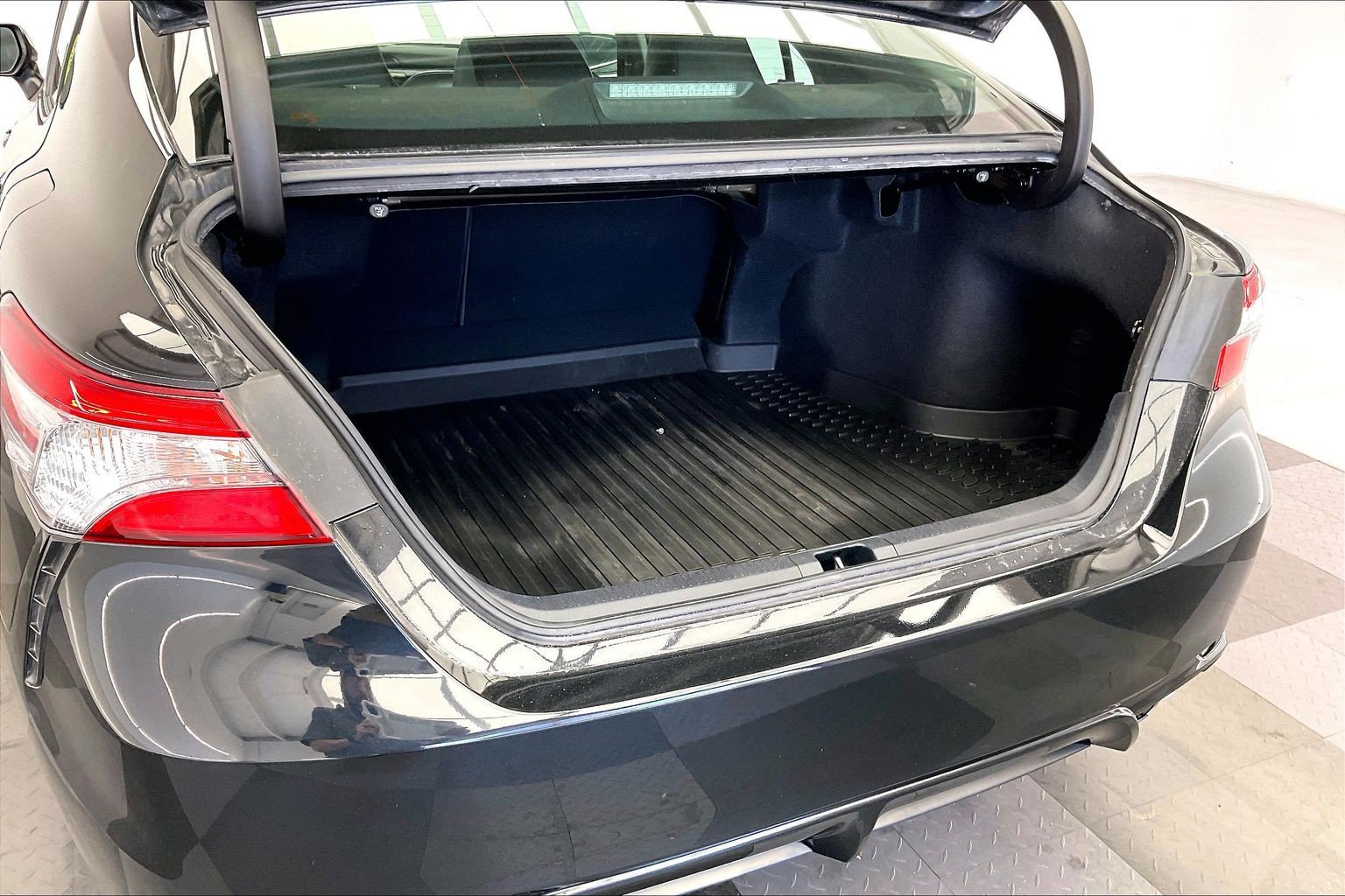 Used 2020 Toyota Camry SE FWD image 27