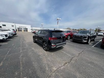 Used 2023 Volkswagen Taos SE w/ Panoramic Sunroof Package