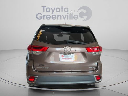 Used 2019 Toyota Highlander Limited Platinum FWD image 5