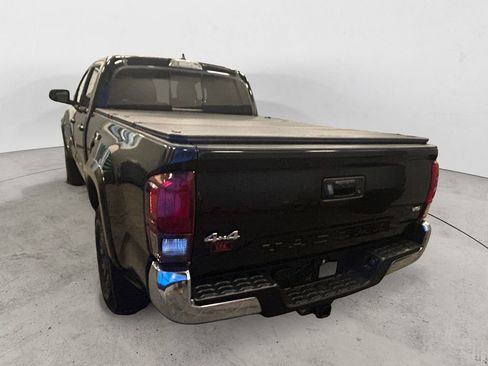 Used 2022 Toyota Tacoma SR5 AWD/4WD image 3