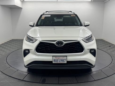 Used 2021 Toyota Highlander XLE FWD image 3