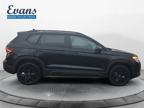 New 2026 Volkswagen Taos SE FWD image 8