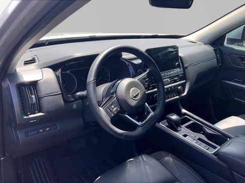 Used 2025 Nissan Pathfinder SL FWD image 12