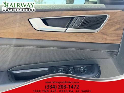 Used 2025 Volkswagen Atlas SE AWD/4WD image 16