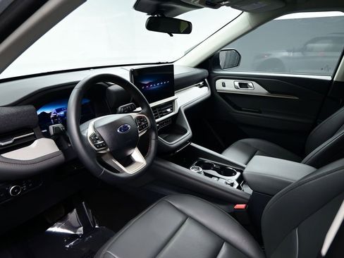 Used 2025 Ford Explorer Active w/ Active Comfort Package RWD image 8