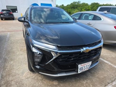 Used 2025 Chevrolet Trax LT FWD image 8