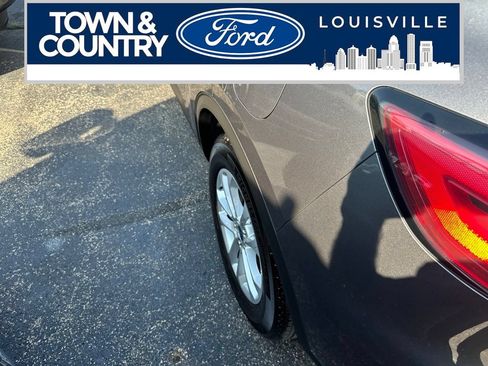 Used 2022 Ford Escape SE w/ Cold Weather Package FWD image 5