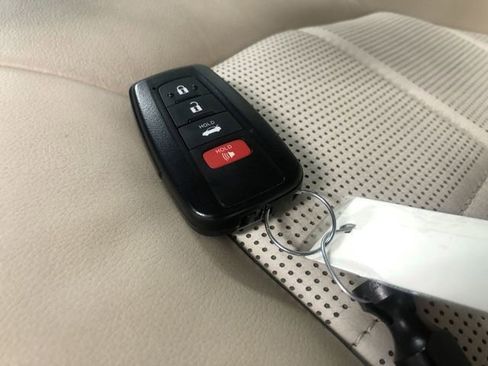 Used 2018 Toyota Camry XLE image 30