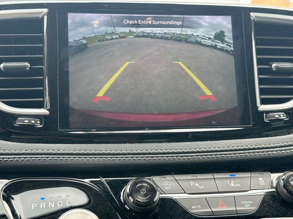 Used 2023 Chrysler Pacifica Limited AWD/4WD image 30