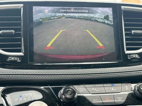 Used 2023 Chrysler Pacifica Limited AWD/4WD image 30