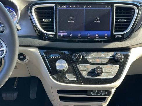 Used 2024 Chrysler Pacifica Touring-L image 16