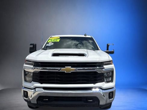 Used 2024 Chevrolet Silverado 2500 LT w/ Convenience Package AWD/4WD image 2