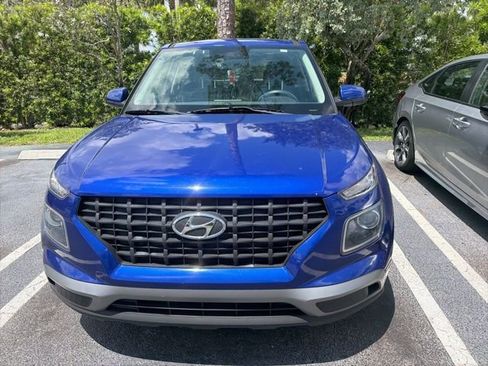 Used 2022 Hyundai Venue SE FWD image 2