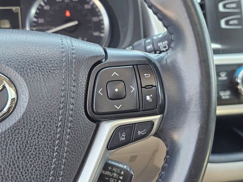 Used 2019 Toyota Highlander XLE AWD/4WD image 34