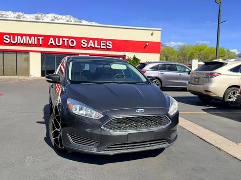 Used 2017 Ford Focus SE FWD image 2