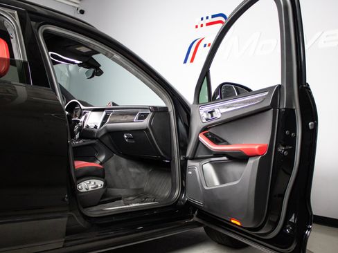 Used 2018 Porsche Macan Turbo AWD/4WD image 19