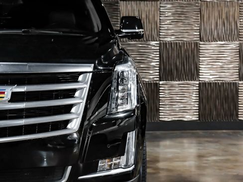 Used 2017 Cadillac Escalade ESV Luxury RWD image 57