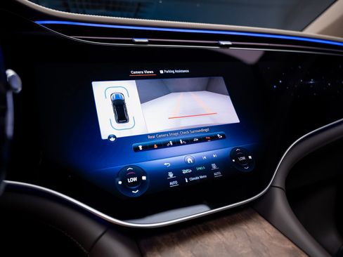 Used 2024 Mercedes-Benz Maybach EQS 680 4MATIC image 51