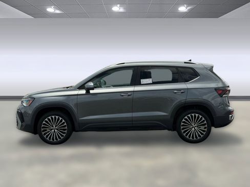 Used 2025 Volkswagen Taos SE FWD image 2