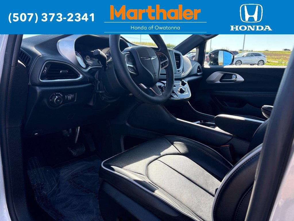 Used 2026 Chrysler Pacifica Limited FWD image 11