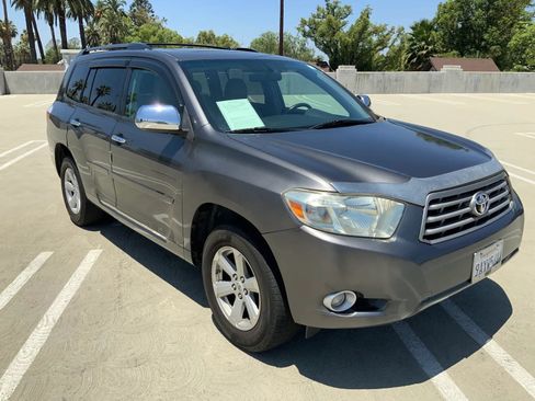 Used 2010 Toyota Highlander SE AWD/4WD image 2