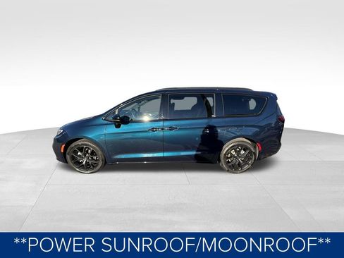 Used 2025 Chrysler Pacifica Limited image 6