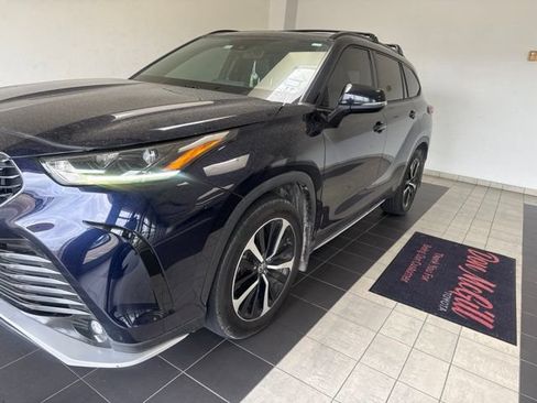 Used 2021 Toyota Highlander XSE FWD image 3
