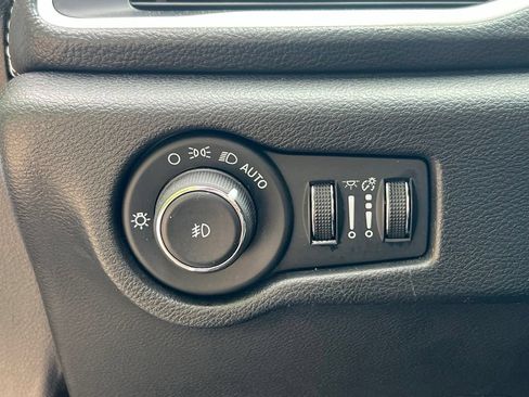 Used 2024 Chrysler Pacifica Limited FWD image 15